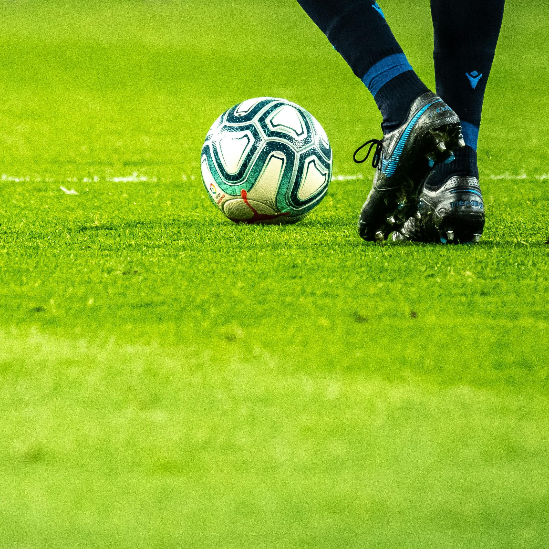 Mann spielt Fussball auf dem Feld